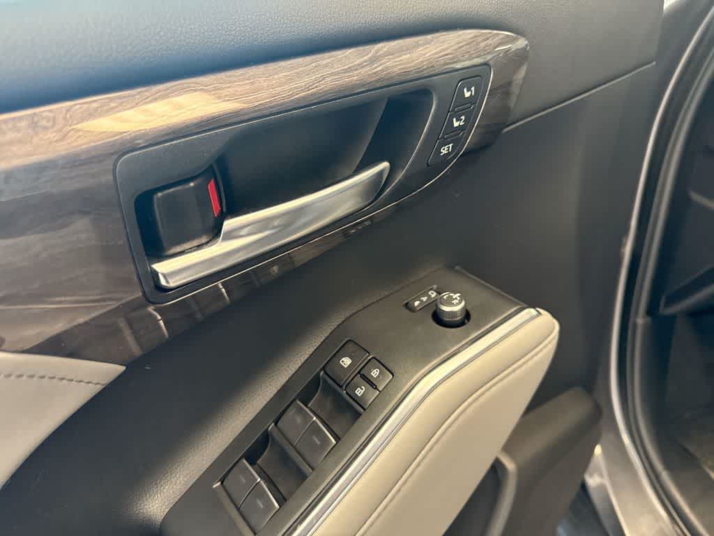 Thumbnail: 2023 Toyota Highlander - 18