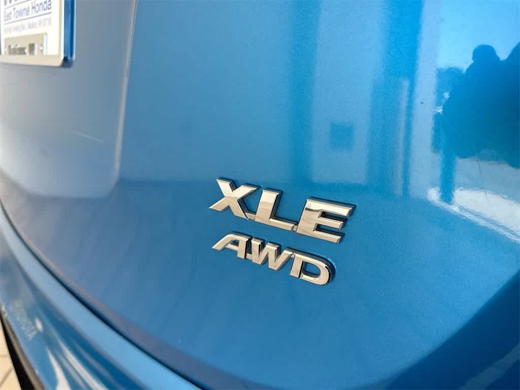 Thumbnail: 2017 Toyota RAV4 - 11