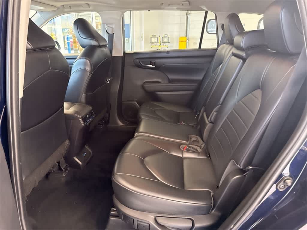 Thumbnail: 2022 Toyota Highlander - 21