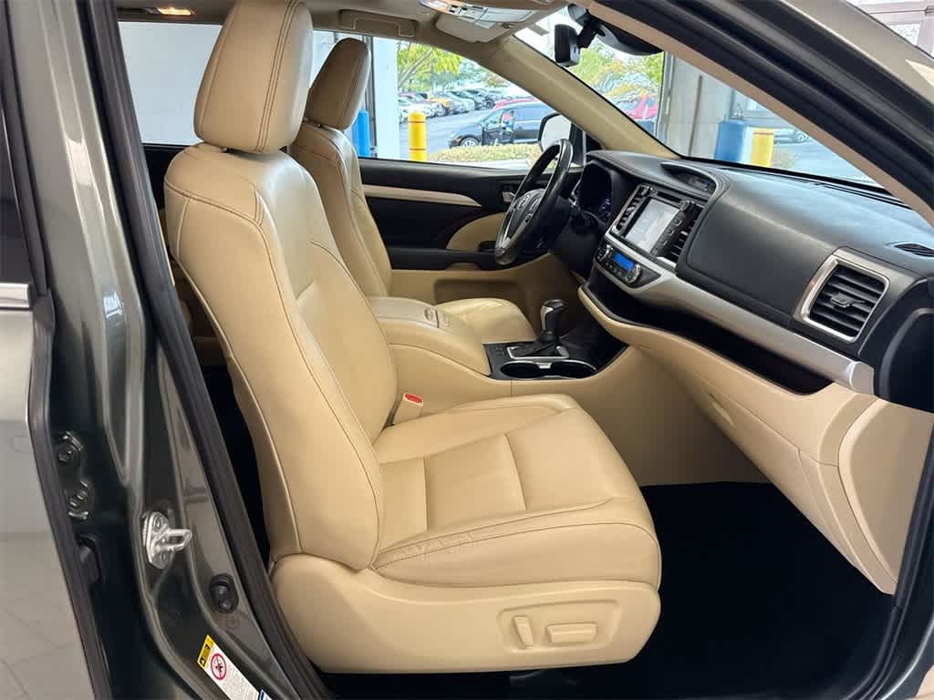 Thumbnail: 2019 Toyota Highlander - 24