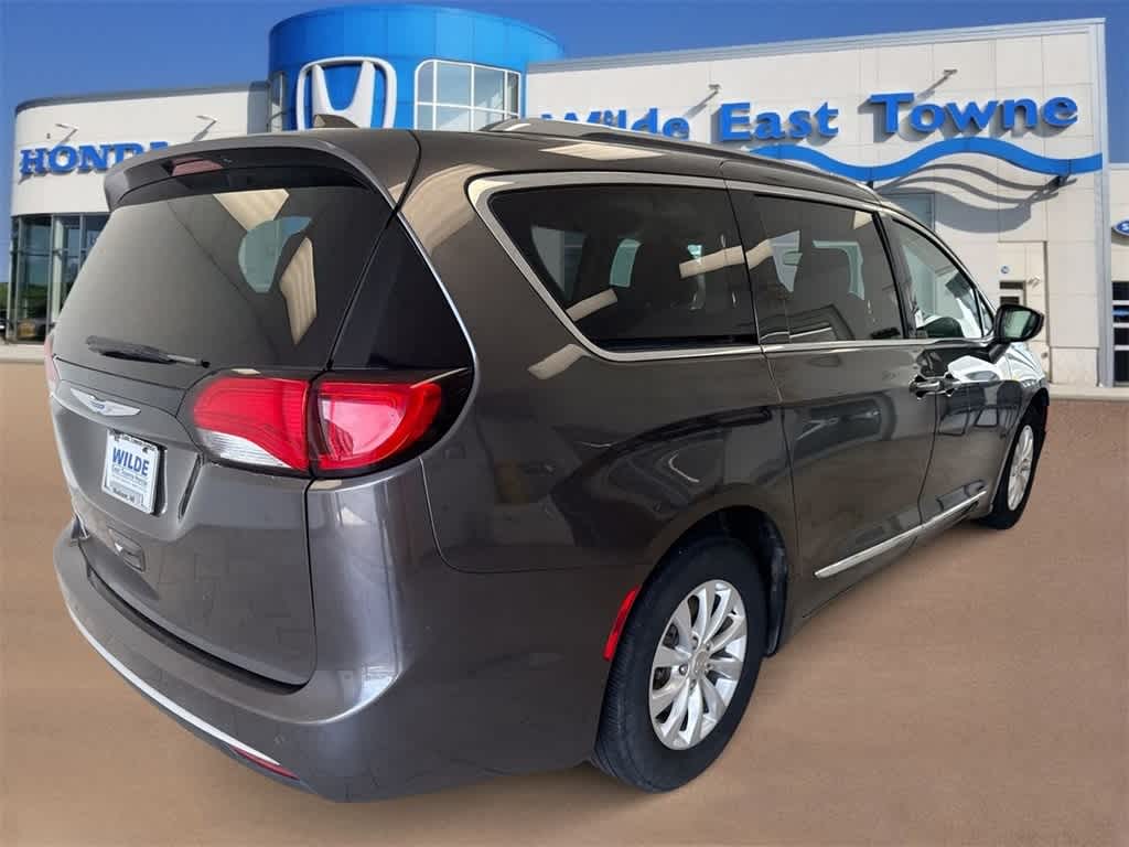 Thumbnail: 2018 Chrysler Pacifica - 8