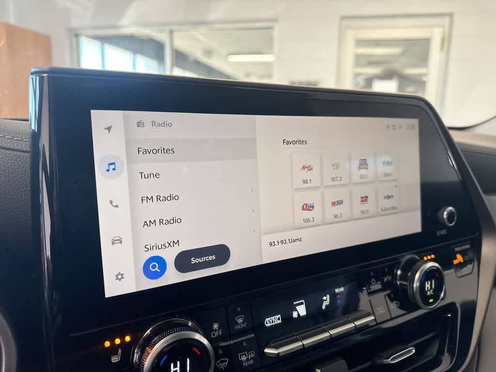 Thumbnail: 2023 Toyota Highlander - 32