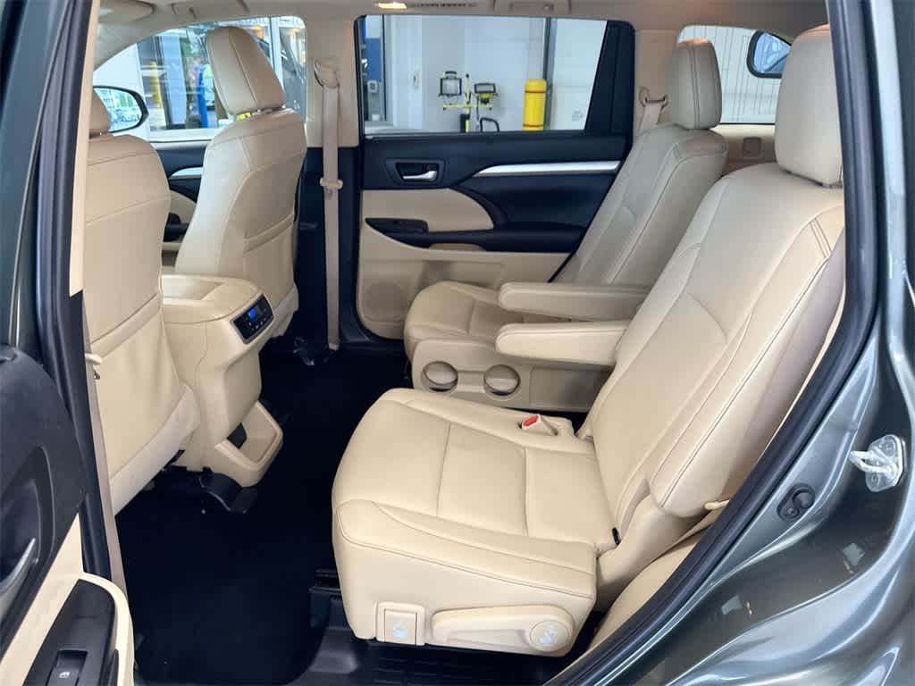 Thumbnail: 2019 Toyota Highlander - 21