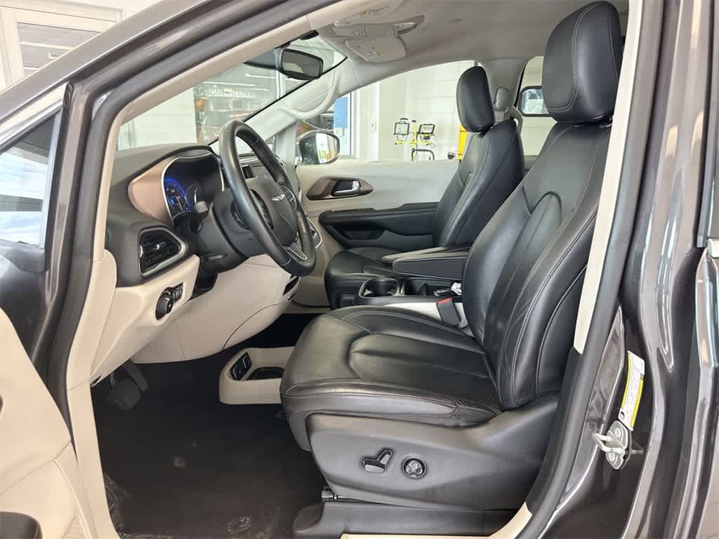 Thumbnail: 2018 Chrysler Pacifica - 17