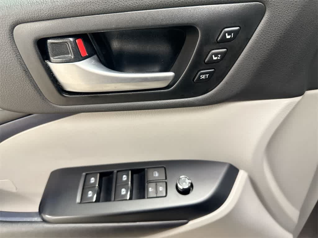 Thumbnail: 2018 Toyota Highlander - 18