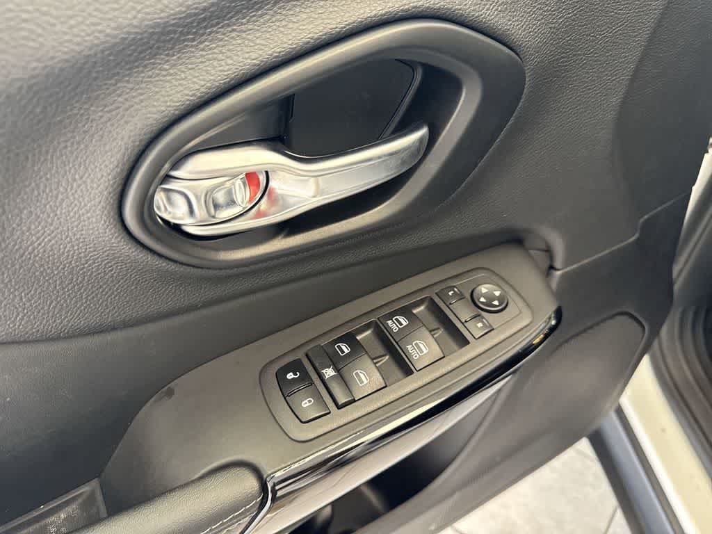 Thumbnail: 2023 Jeep Cherokee - 16