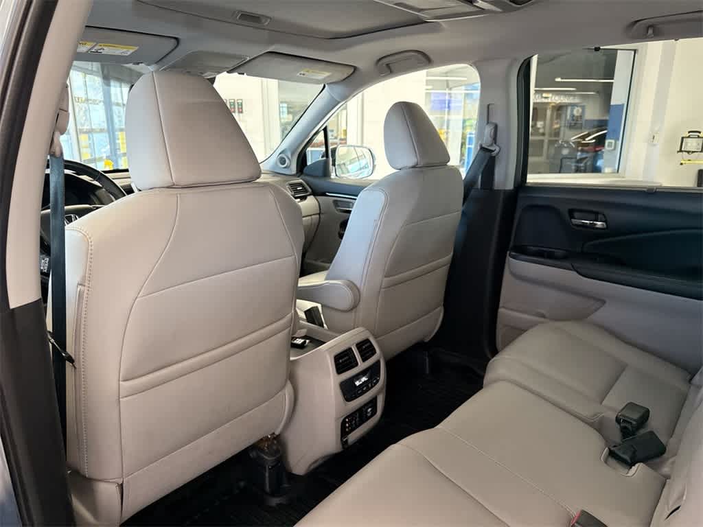 Thumbnail: 2017 Honda Pilot - 18