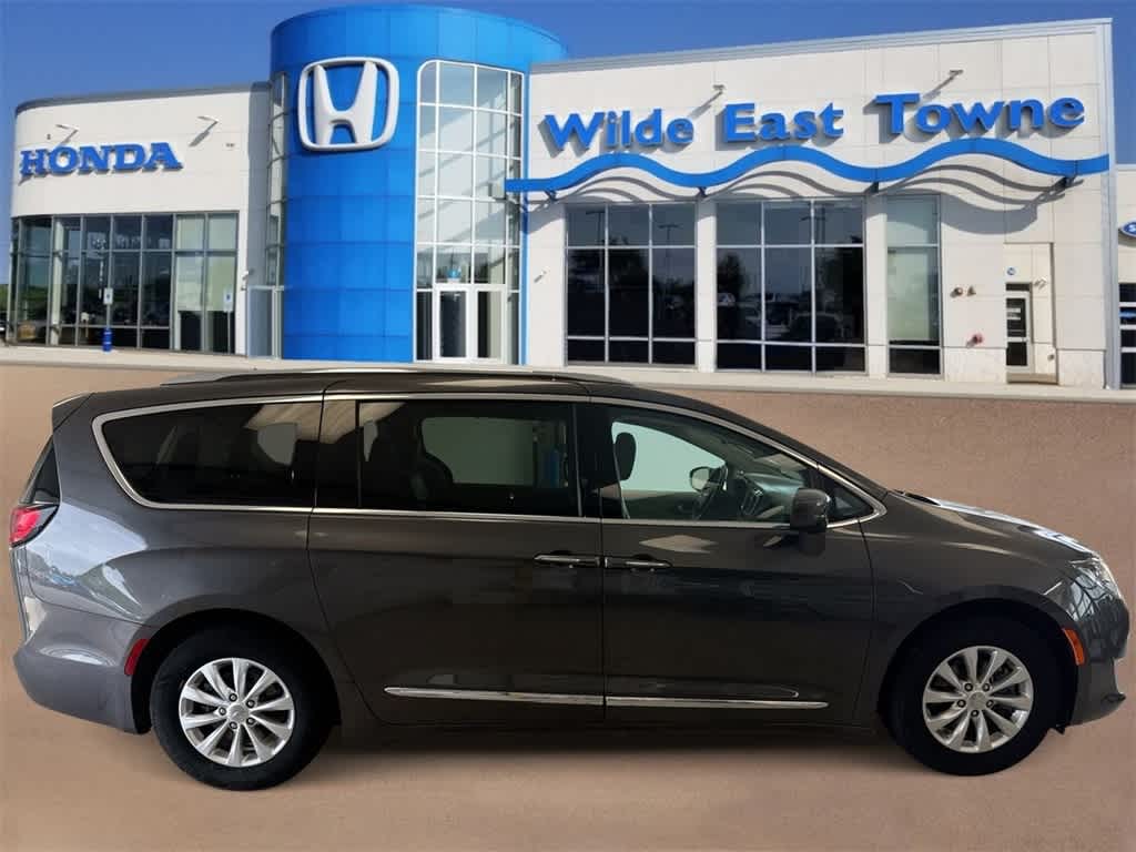 Thumbnail: 2018 Chrysler Pacifica - 9