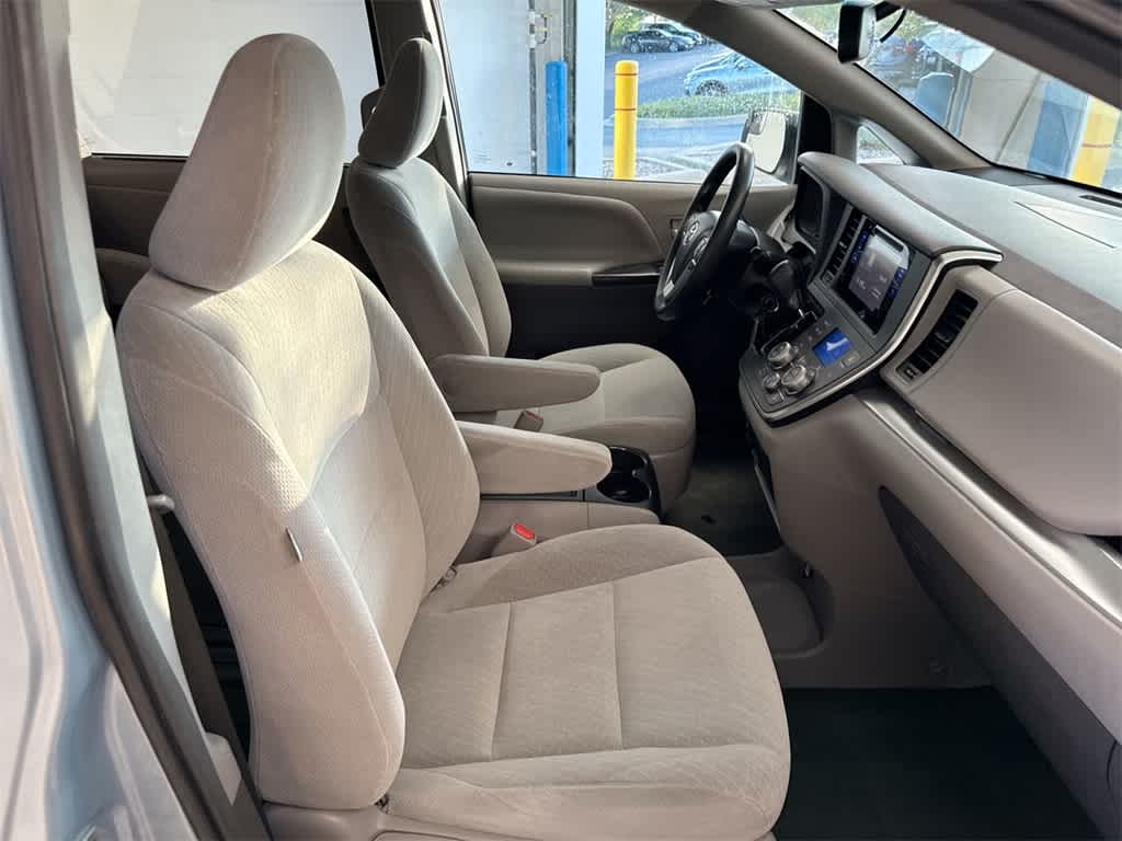 Thumbnail: 2017 Toyota Sienna - 23