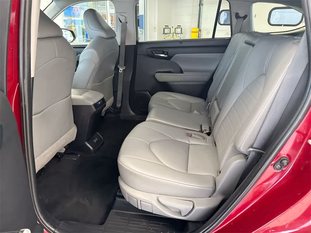 Thumbnail: 2022 Toyota Highlander - 21