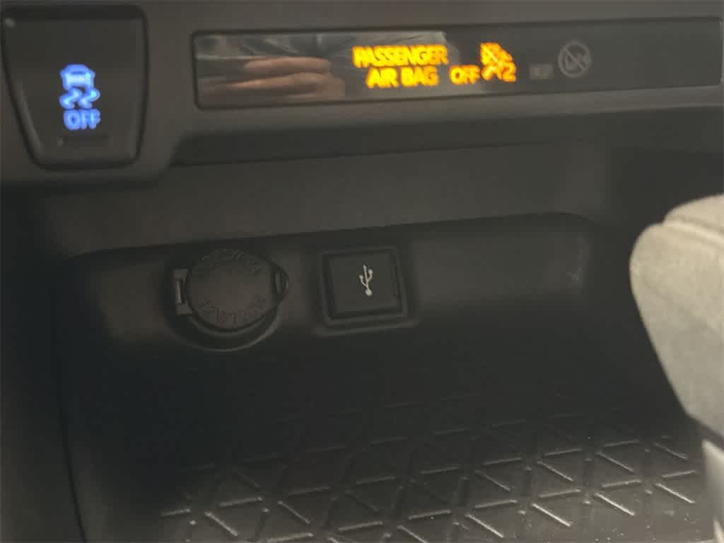 Thumbnail: 2021 Toyota RAV4 - 31