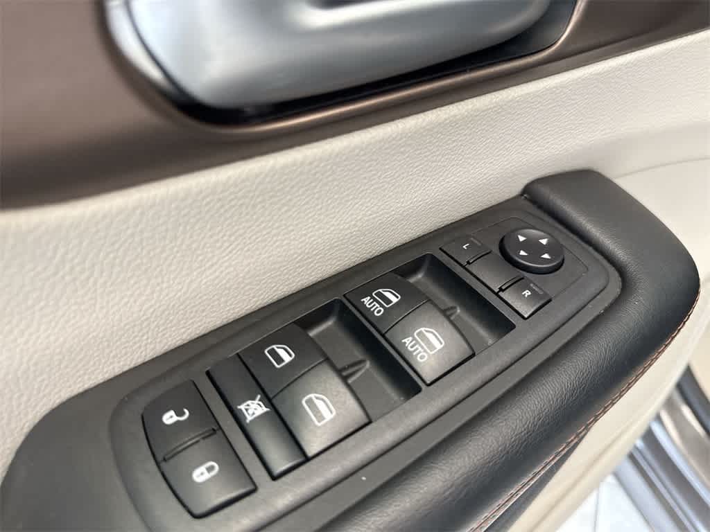 Thumbnail: 2018 Chrysler Pacifica - 18