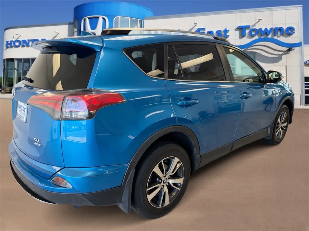 Thumbnail: 2017 Toyota RAV4 - 8