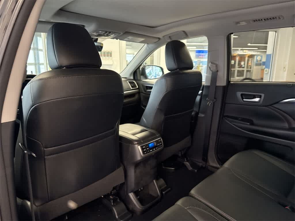 Thumbnail: 2018 Toyota Highlander - 19