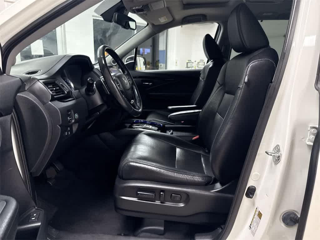 Thumbnail: 2017 Honda Pilot - 17