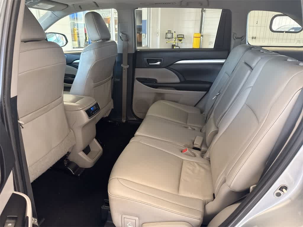 Thumbnail: 2019 Toyota Highlander - 21
