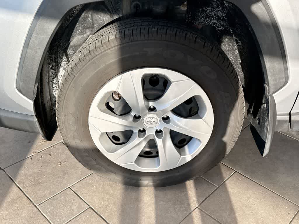 Thumbnail: 2020 Toyota RAV4 - 15