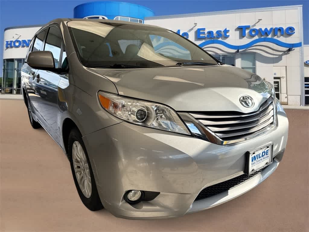 2015 Toyota Sienna XLE photo 2