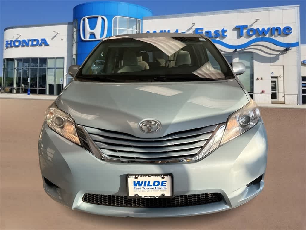 Thumbnail: 2017 Toyota Sienna - 3