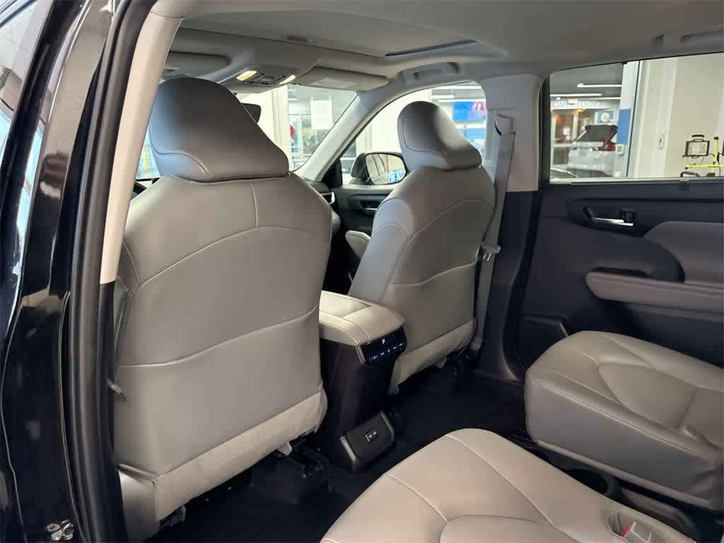 Thumbnail: 2022 Toyota Highlander - 19