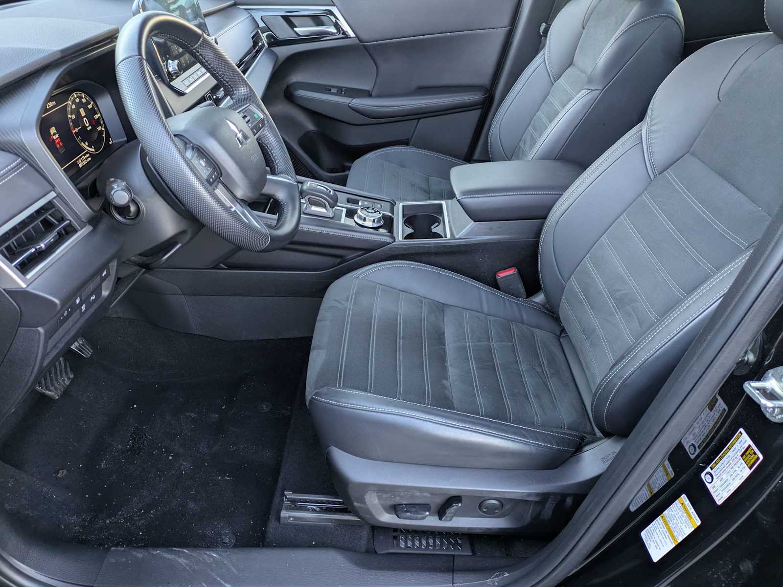 Thumbnail: 2023 Mitsubishi Outlander - 15