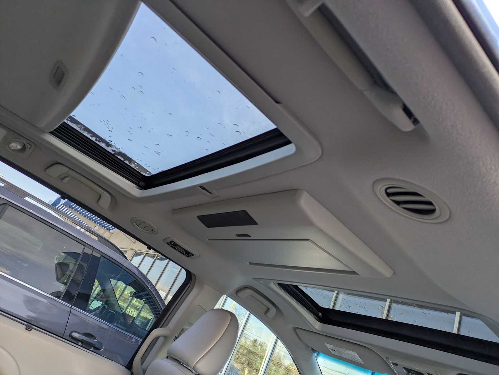 Thumbnail: 2012 Toyota Sienna - 21