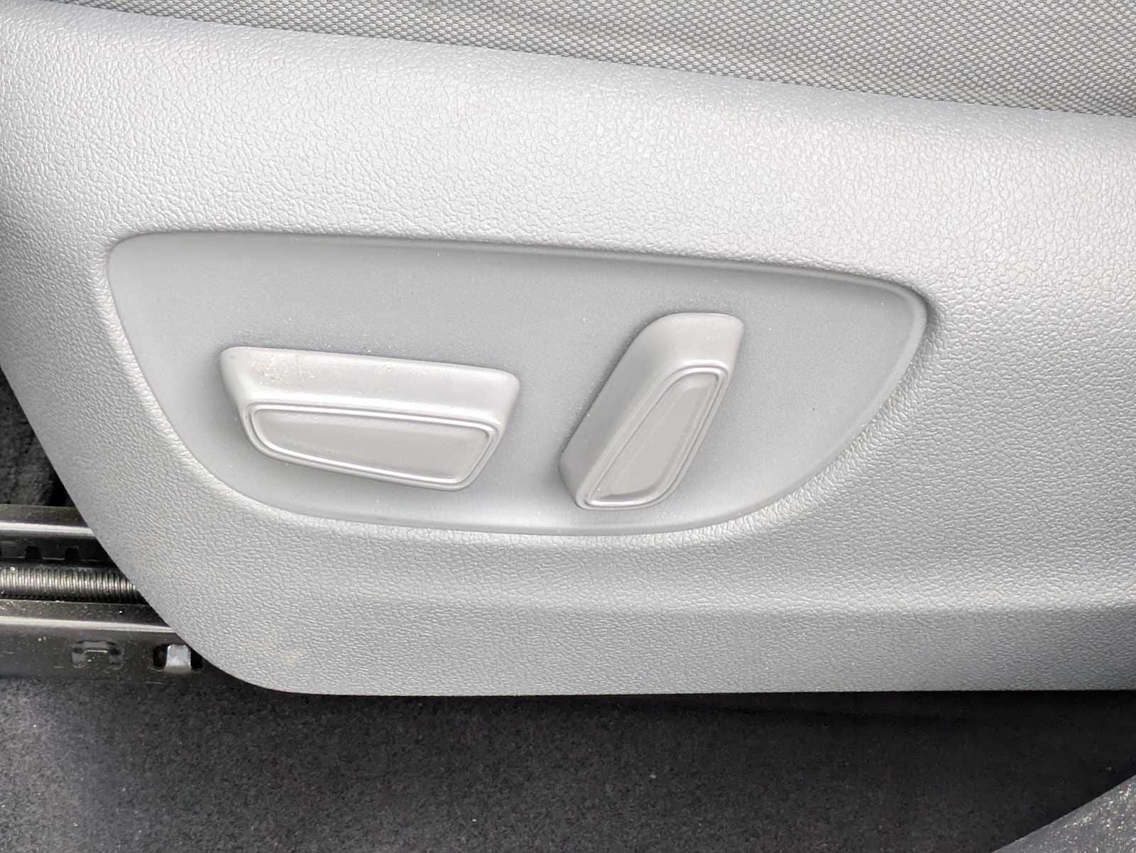 Thumbnail: 2022 Toyota Highlander - 16