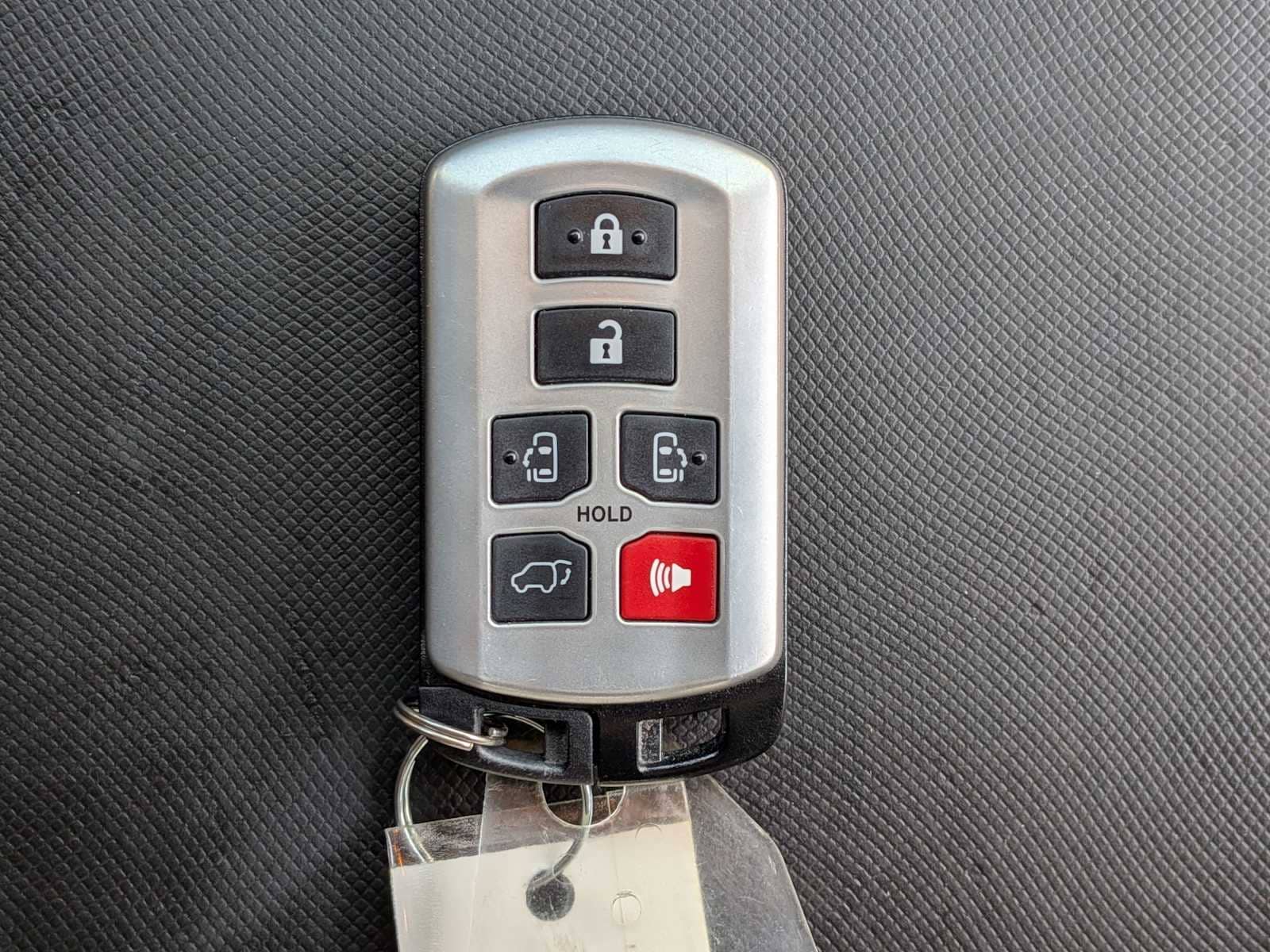 Thumbnail: 2020 Toyota Sienna - 33