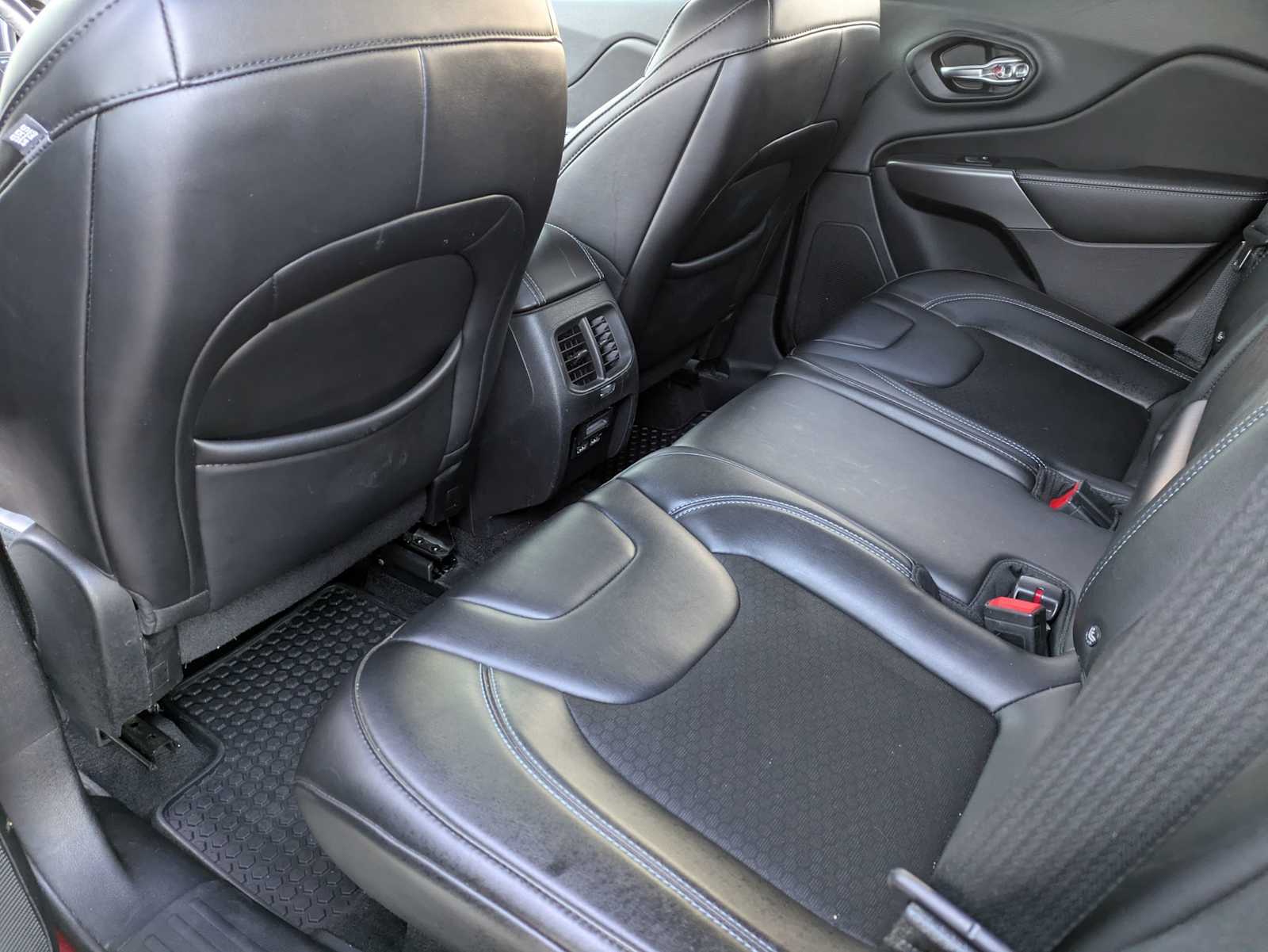 Thumbnail: 2019 Jeep Cherokee - 14