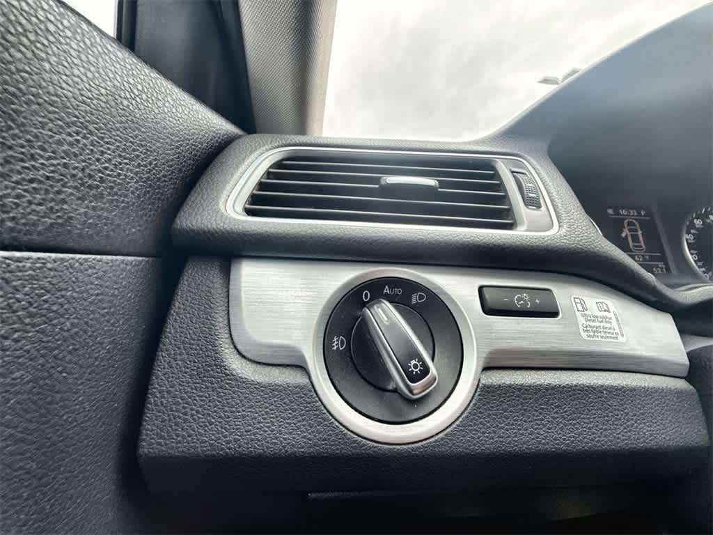 Thumbnail: 2013 Volkswagen Passat - 16