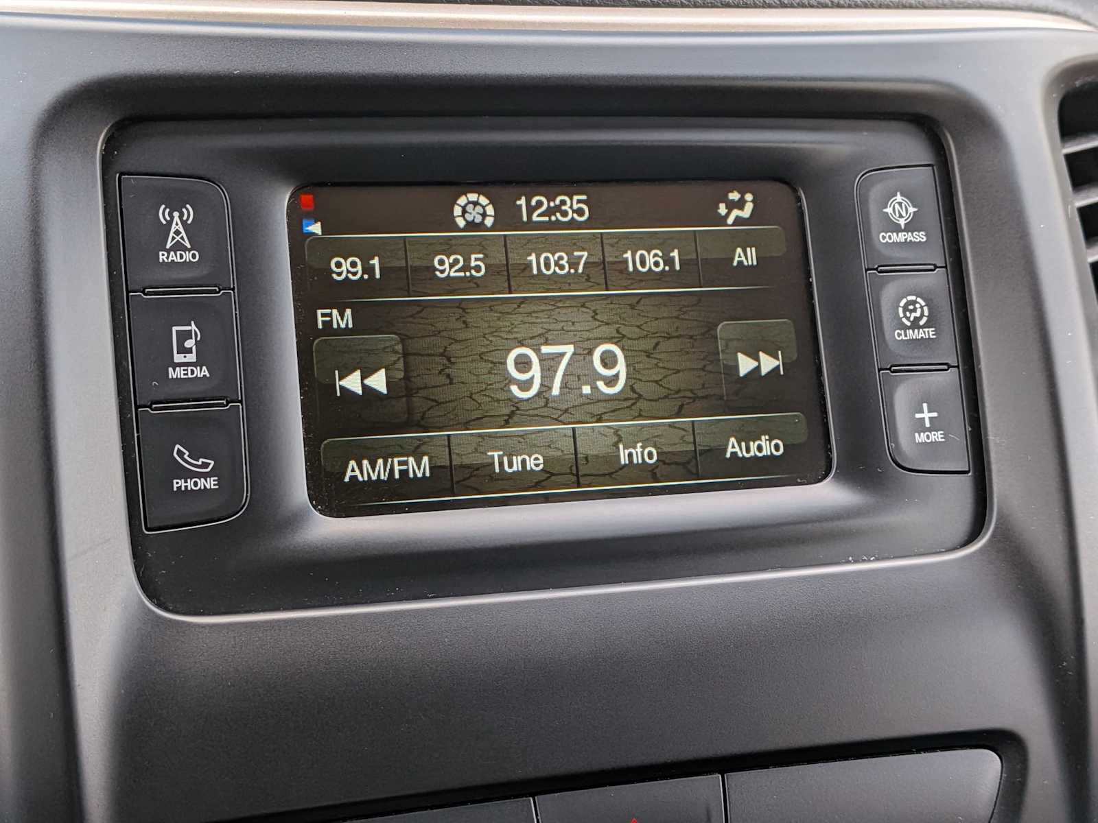 Thumbnail: 2016 Jeep Cherokee - 25