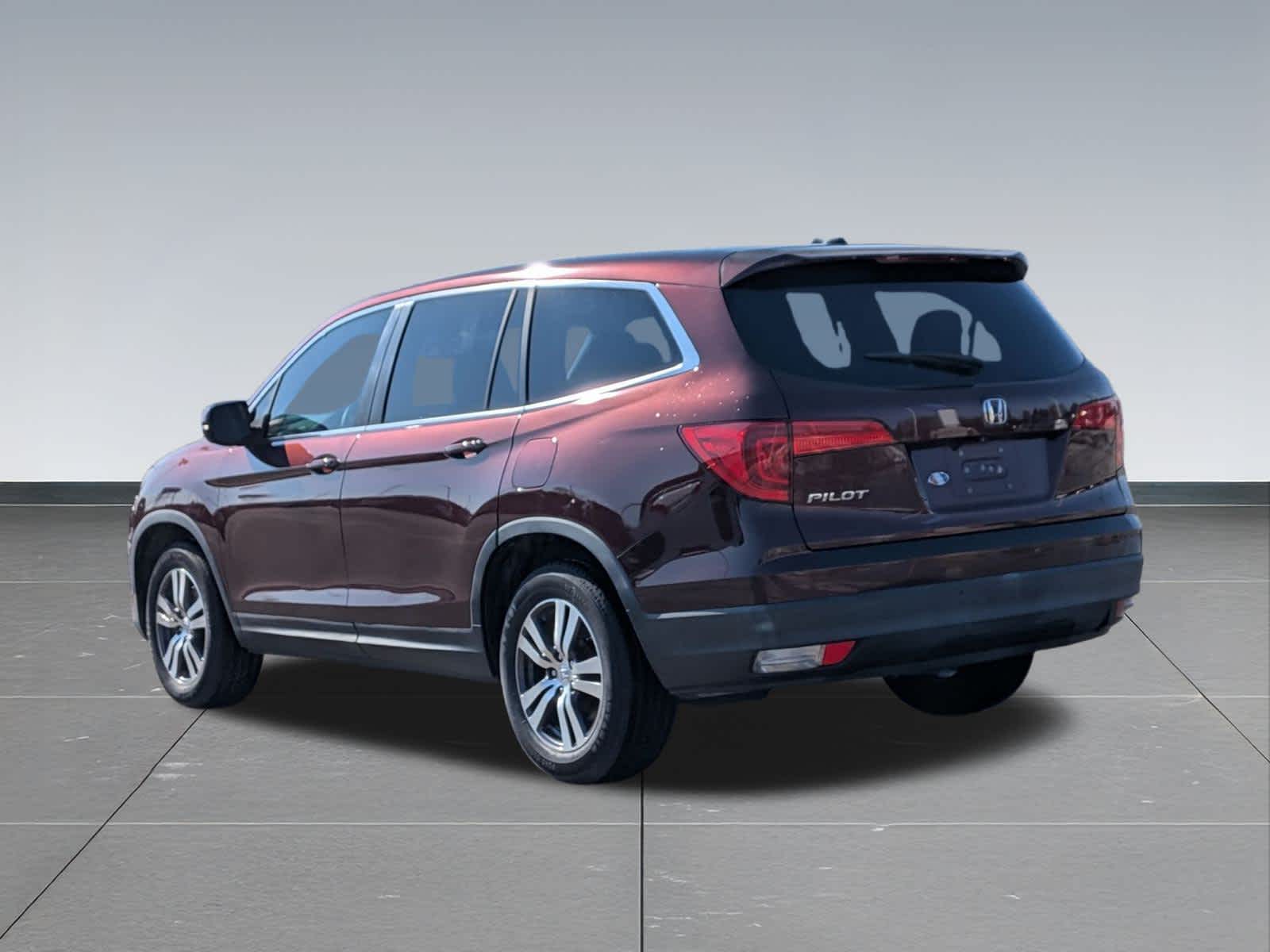 Thumbnail: 2017 Honda Pilot - 4