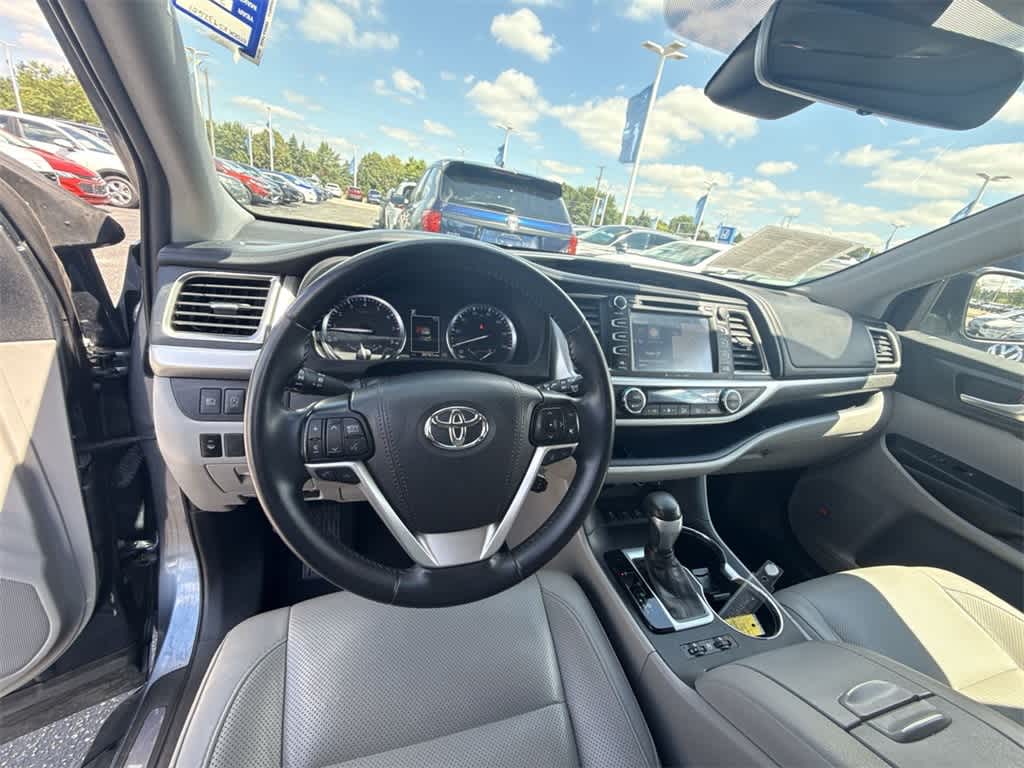 Thumbnail: 2019 Toyota Highlander - 14