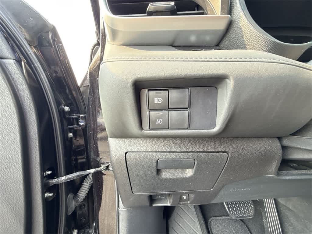 Thumbnail: 2021 Toyota Highlander - 16