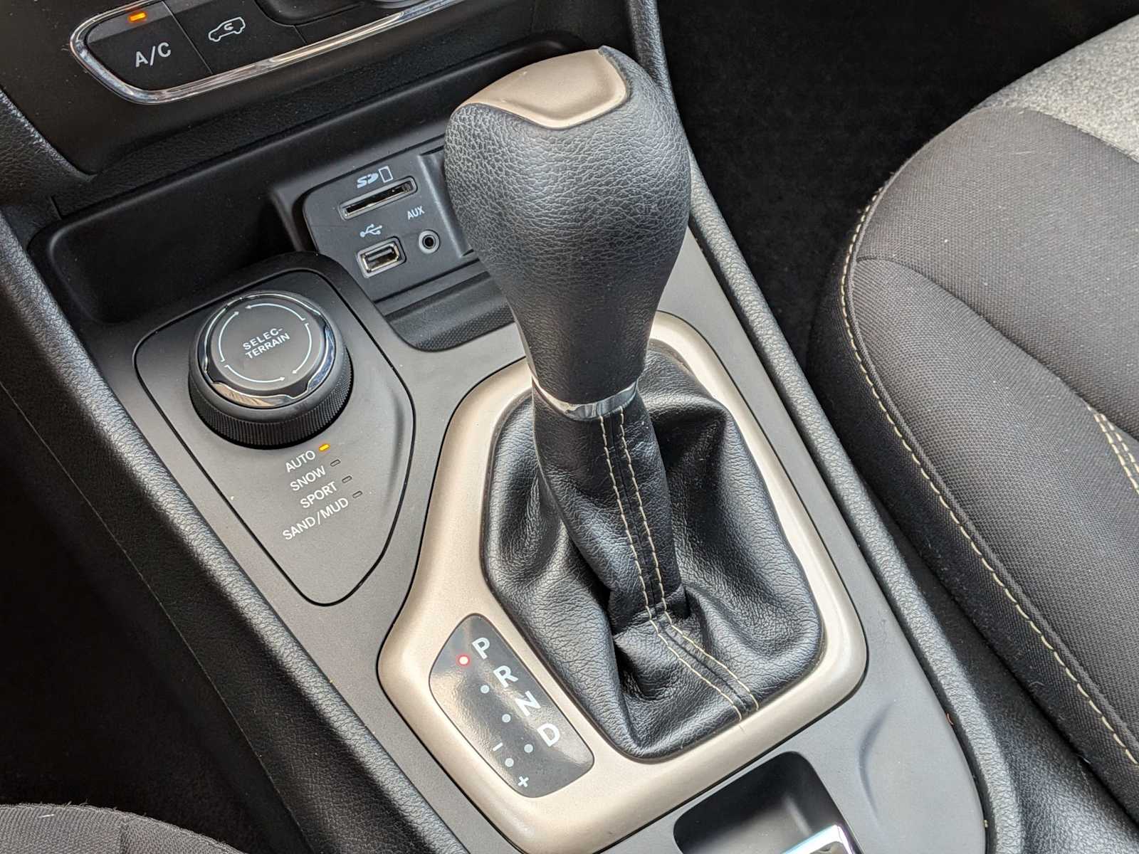 Thumbnail: 2016 Jeep Cherokee - 26