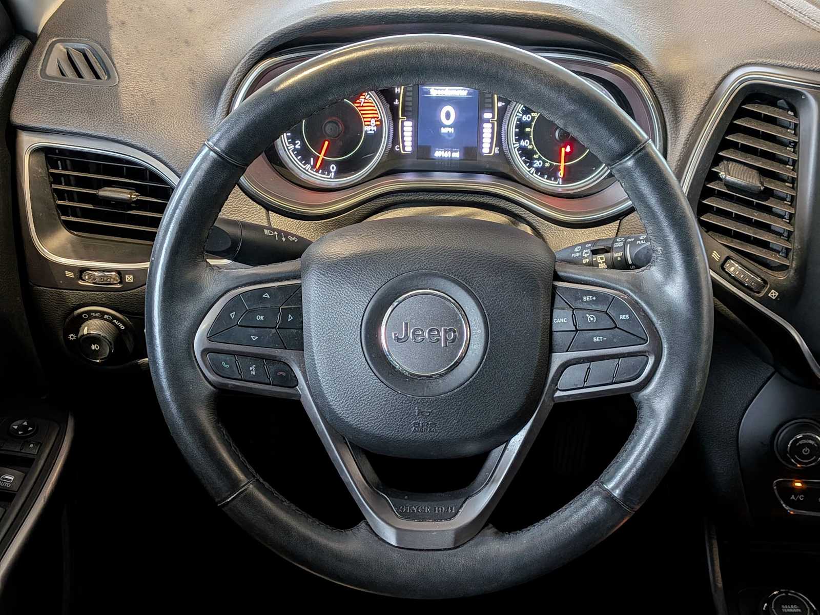 Thumbnail: 2019 Jeep Cherokee - 22