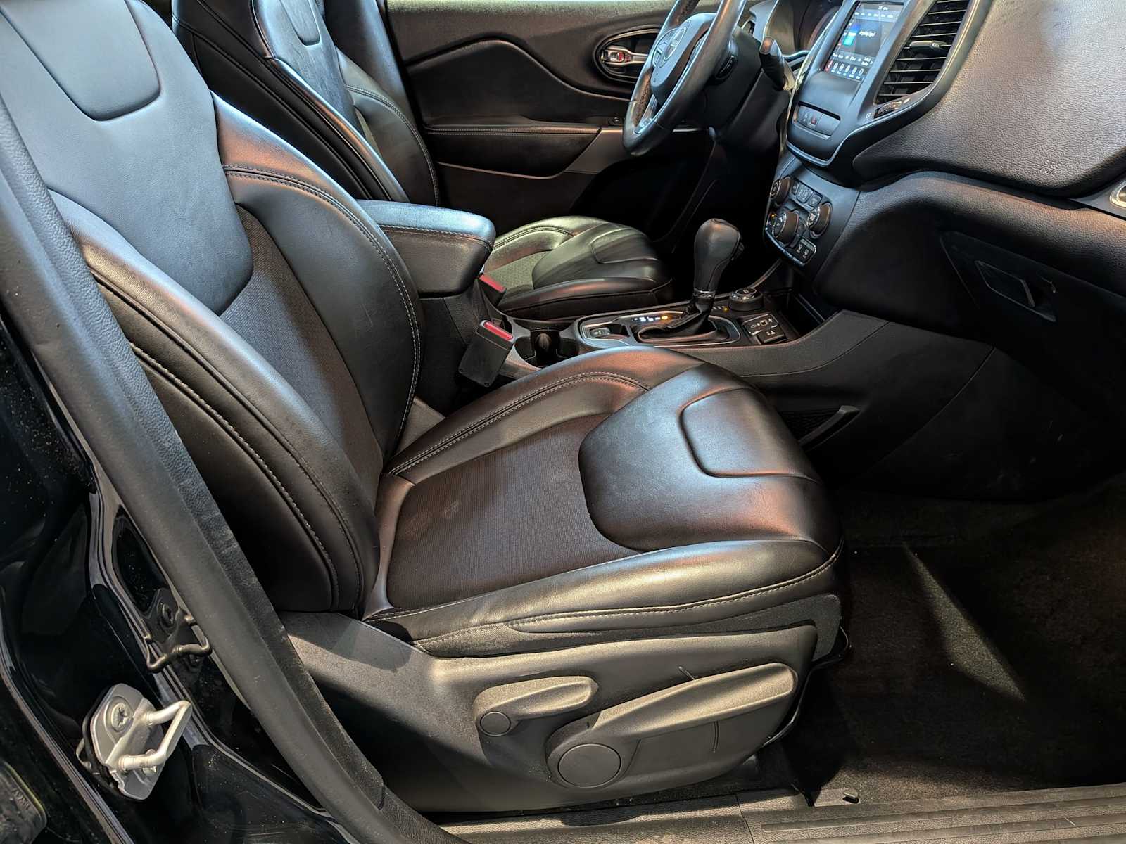 Thumbnail: 2019 Jeep Cherokee - 20