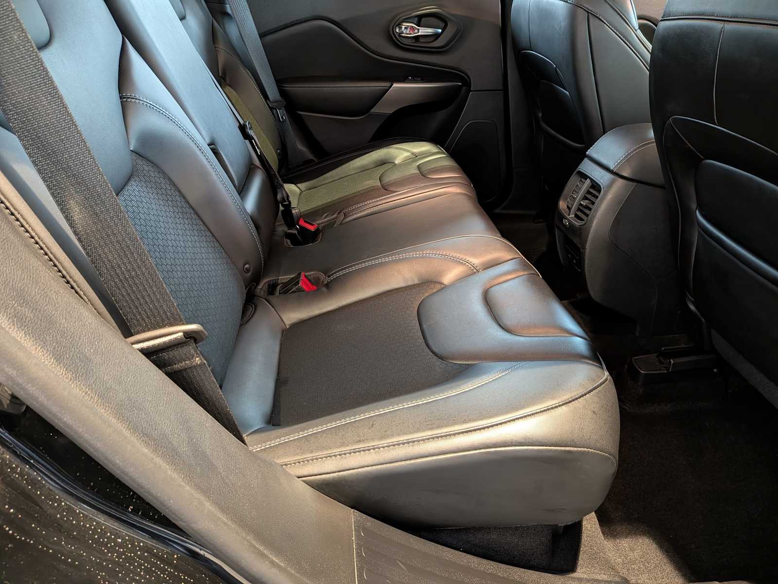 Thumbnail: 2019 Jeep Cherokee - 19