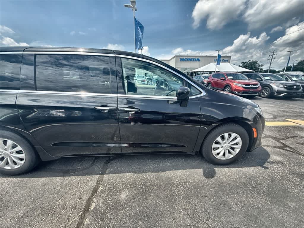 Thumbnail: 2018 Chrysler Pacifica - 8