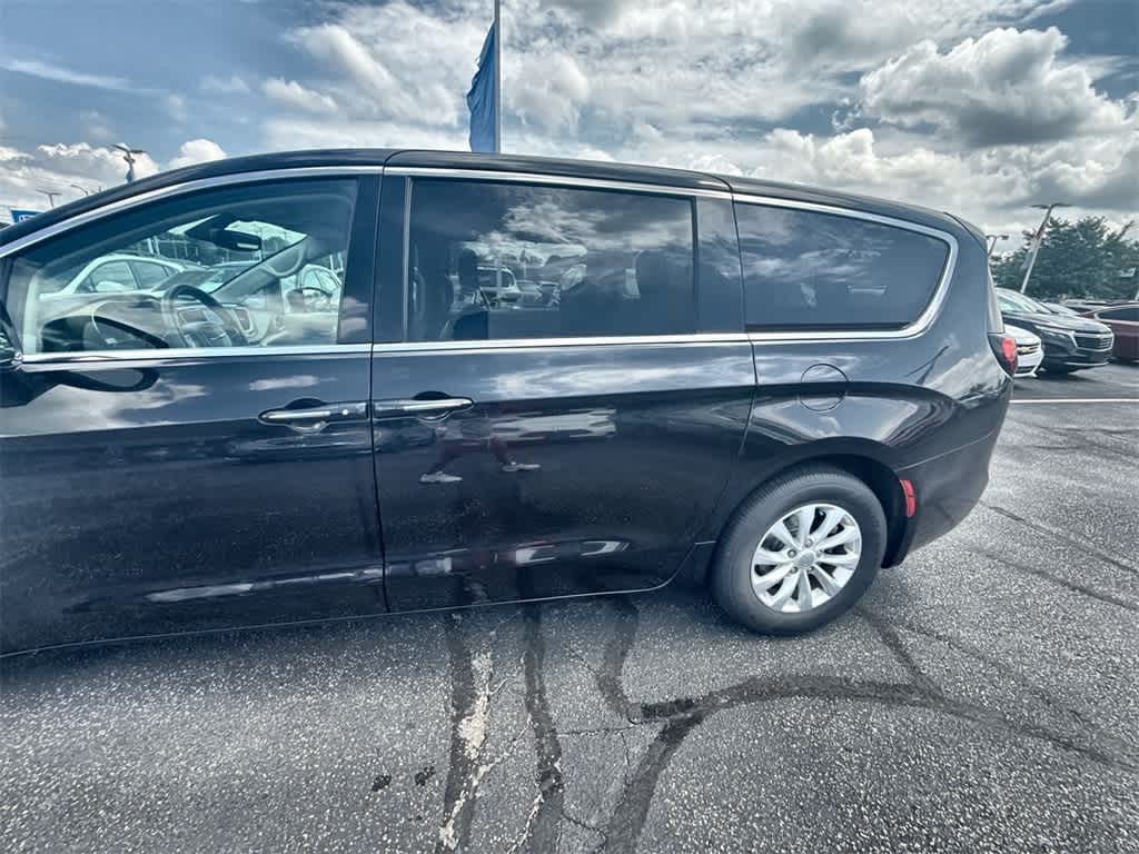 Thumbnail: 2018 Chrysler Pacifica - 4