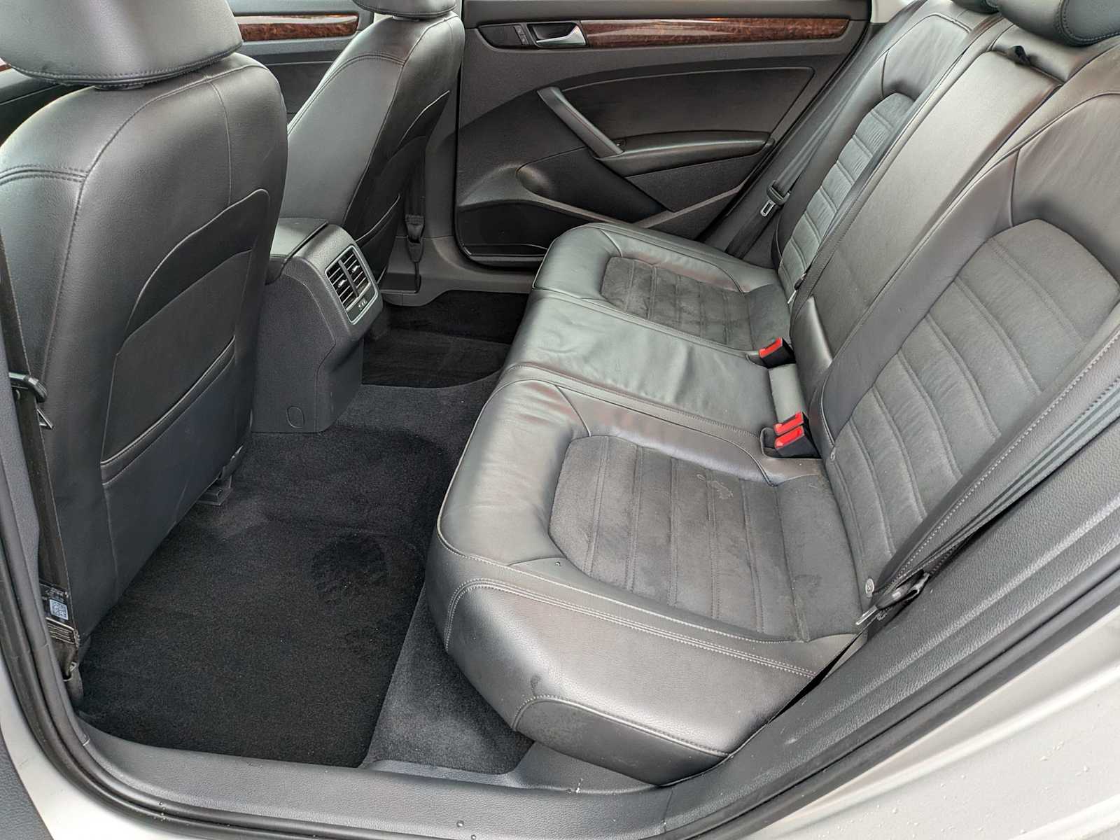 Thumbnail: 2013 Volkswagen Passat - 18