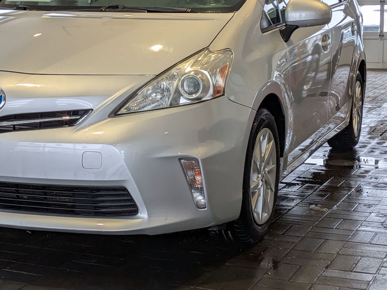 Thumbnail: 2014 Toyota Prius v - 10
