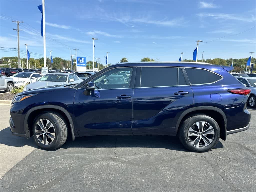 Used 2020 Toyota Highlander XLE with VIN 5TDGZRBH2LS021400 for sale in Waukesha, WI