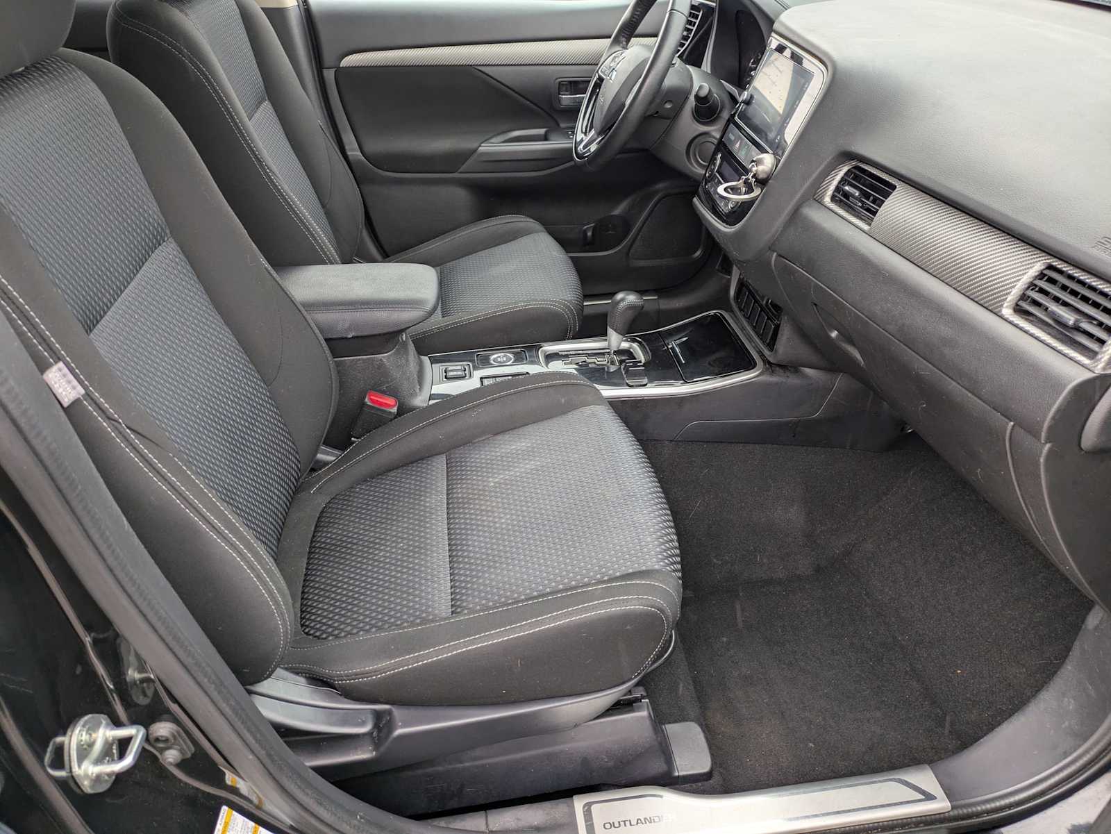 Thumbnail: 2017 Mitsubishi Outlander - 10