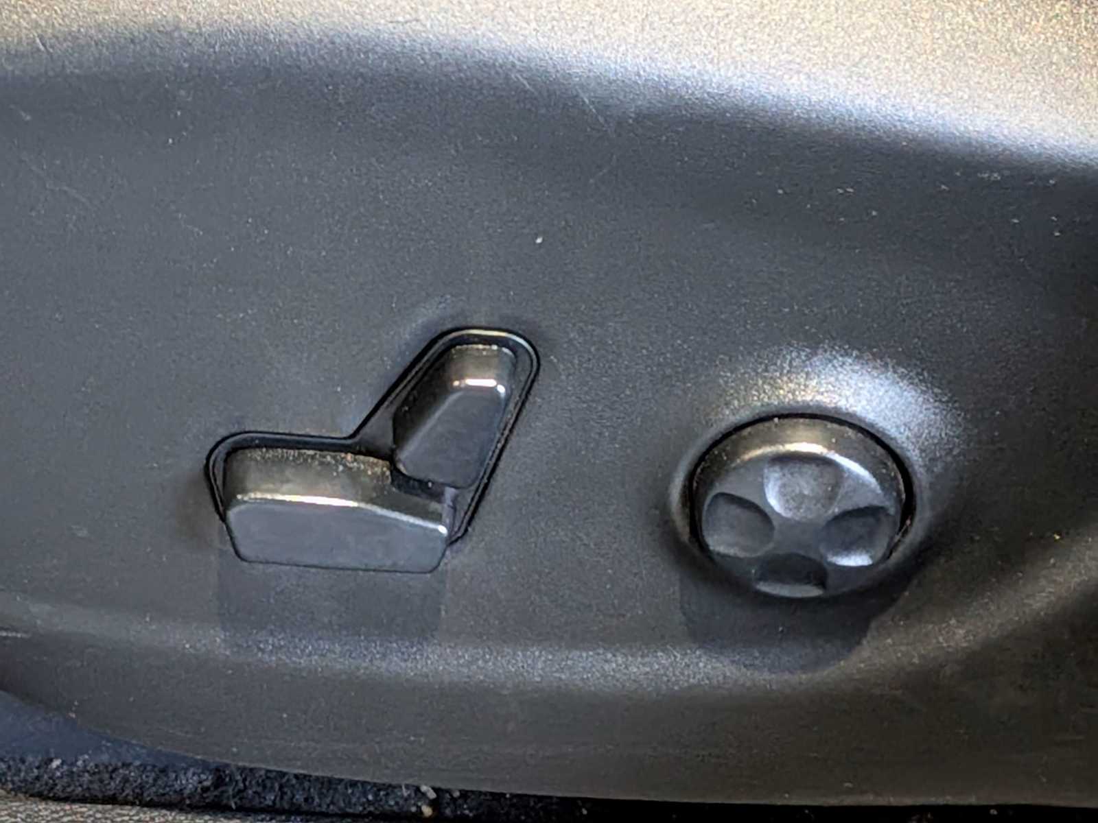 Thumbnail: 2019 Jeep Cherokee - 16