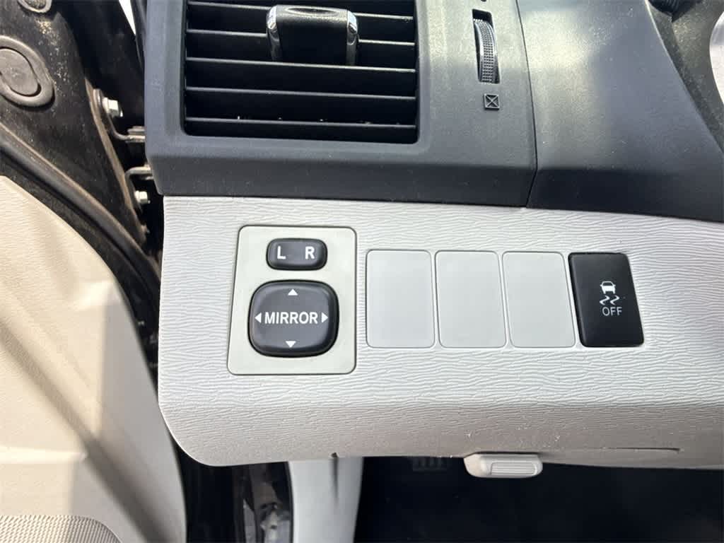 Thumbnail: 2013 Toyota Venza - 16