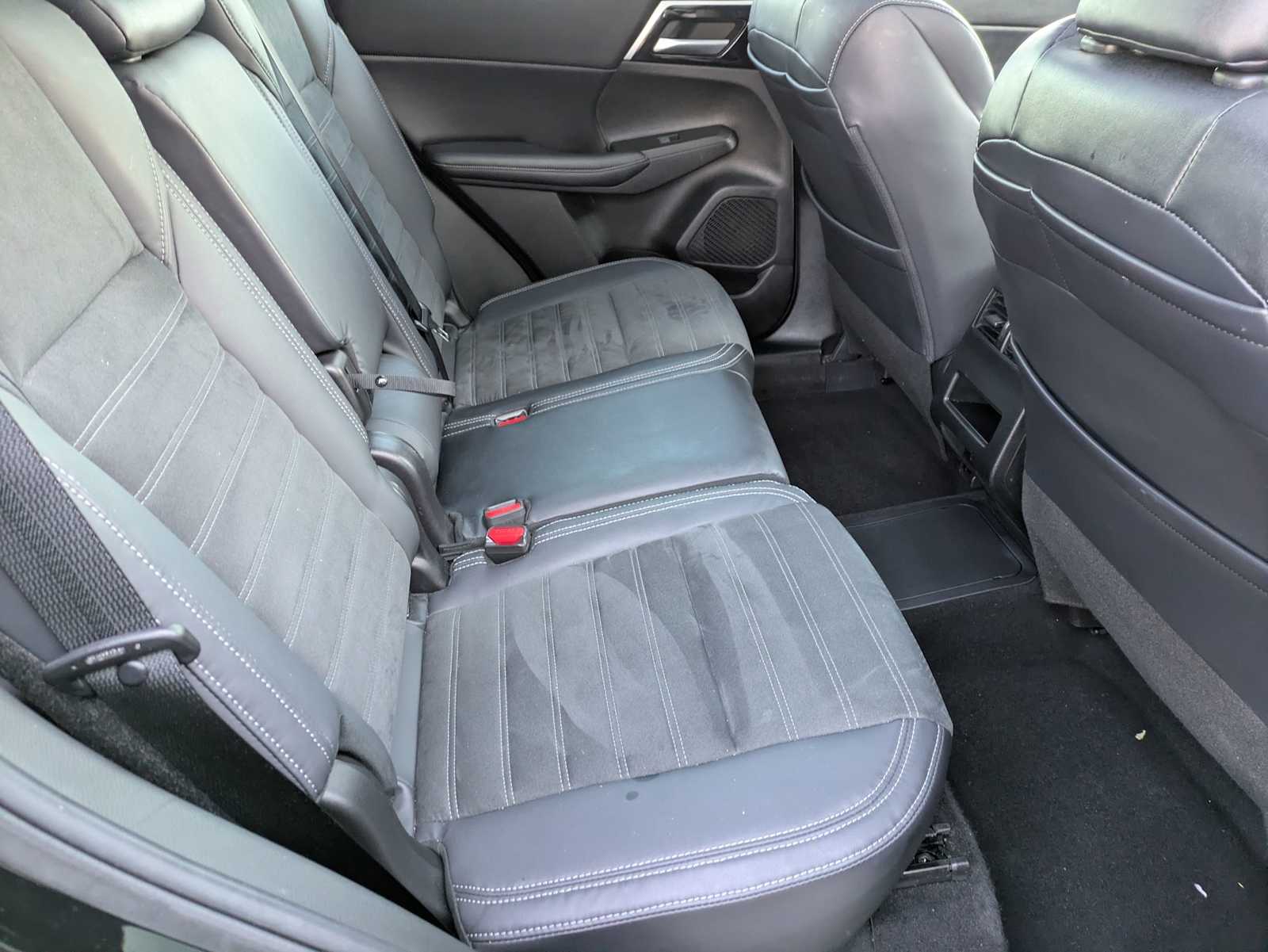 Thumbnail: 2023 Mitsubishi Outlander - 20