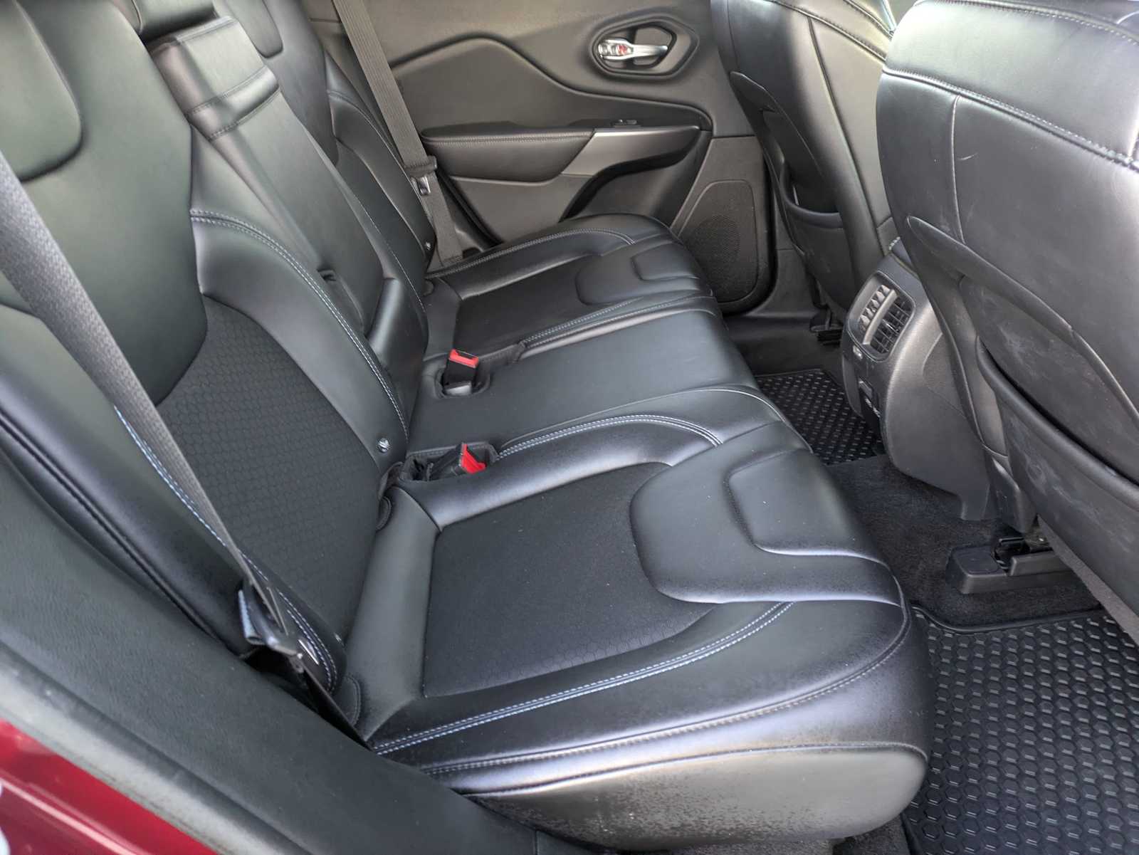 Thumbnail: 2019 Jeep Cherokee - 16