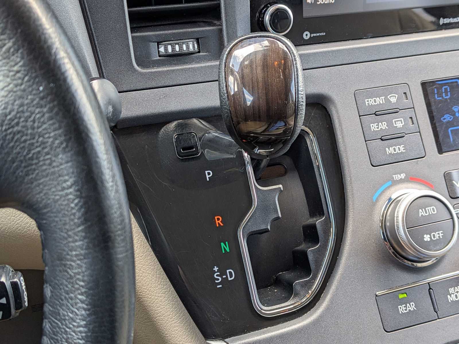 Thumbnail: 2020 Toyota Sienna - 29