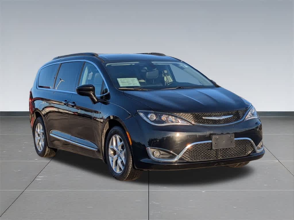 Thumbnail: 2017 Chrysler Pacifica - 8
